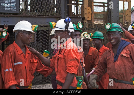 Gold Miner facendo una salute e controllo di sicurezza tra i colleghi le attrezzature minerarie prima del prossimo turno della metropolitana, Ghana Foto Stock