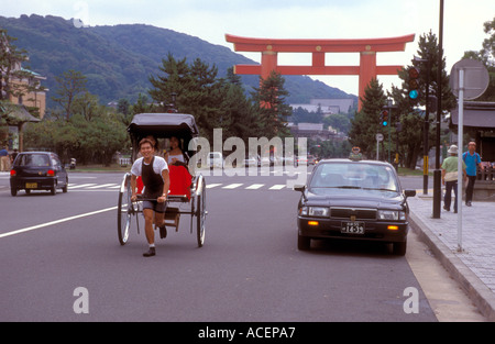 Jinrikisha rickshaw sta compiendo una rimonta in Giappone ma si fa appello soprattutto ai turisti come questi in visita a Kyoto Foto Stock