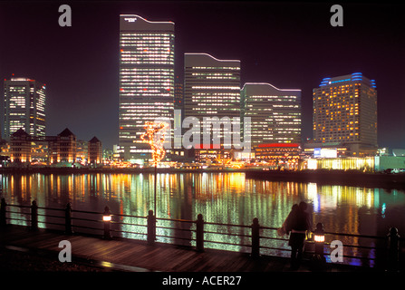 MM21, o Minato Mirai 21, uffici hotel e complesso commerciale illuminati di notte sul lungomare di Yokohama, Giappone. Foto Stock