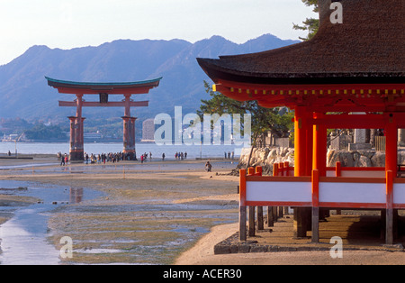 Vista del gigante torii floating gate a Itsukushima Jinja santuario sull'isola di Miyajima vicino a Hiroshima Foto Stock