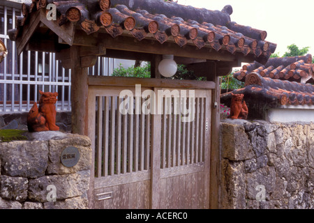 Shisa mitologico lions a sedersi su entrambi i lati della zona residenziale di cancello di ingresso a Naha Okinawa Foto Stock