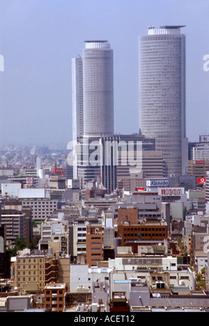 Due alte torri gemelle sono il punto di riferimento per Nagoya stazione ferroviaria centrale Foto Stock