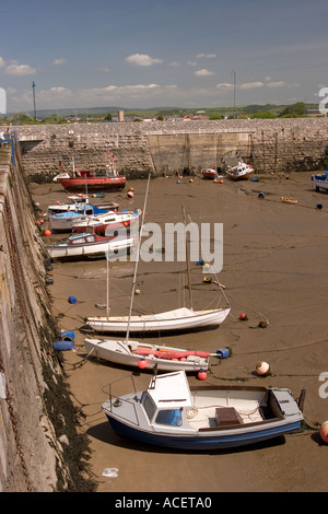 Il Galles Glamorgan Porthcawl barche nel vecchio porto esterno a bassa marea Foto Stock