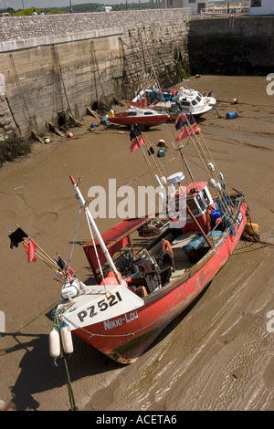 Il Galles Glamorgan Porthcawl barche da pesca nel vecchio porto esterno Foto Stock