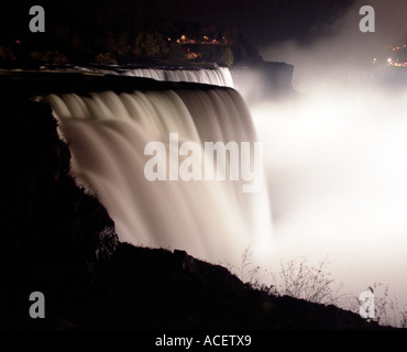 Cascate del Niagara illuminata di notte Foto Stock