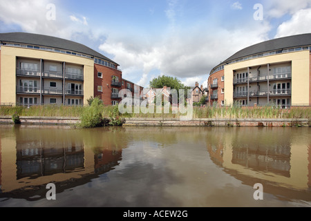 Canal con moderni edifici residenziali, Nottingham, Inghilterra Foto Stock