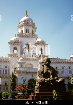 India Andhra Pradesh Hyderabad Gandhi statua al di fuori del Legislatore dello Stato Foto Stock