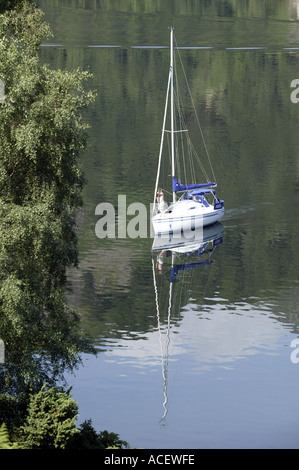 Uno yacht a vela su Ullswater nel Lake District Cumbria Inghilterra England Regno Unito Foto Stock