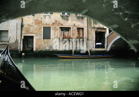 Passando sotto il ponte con la gondola a Venezia Italia Foto Stock