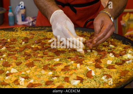 Spagnolo Paella piatto essendo fatta al mercato continentale a Dundee, Regno Unito Foto Stock