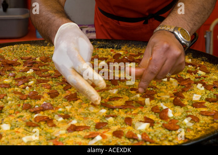 Spagnolo Paella piatto essendo realizzato in corrispondenza del "mercato continentale' a Dundee, Regno Unito Foto Stock