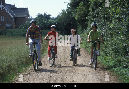Famiglia in una corsa in bicicletta Foto Stock