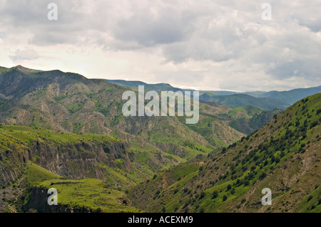 ARMENIA ad est di Yerevan vista del fiume Azat dal Tempio di Garni terreno collinare Foto Stock