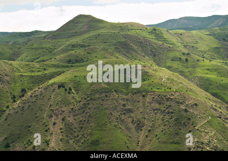 ARMENIA ad est di Yerevan ripidi pendii erbosi conducono giù al fiume Azat vista dal Tempio di Garni terreno collinare percorso di switchback Foto Stock