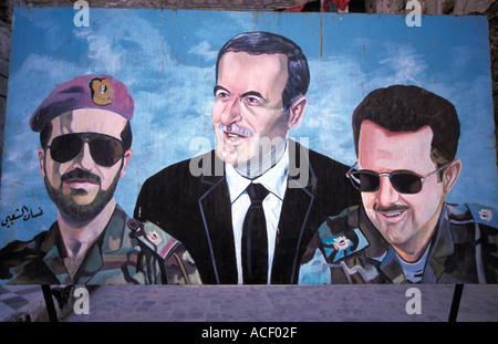 La Propaganda poster ex presidente Hafez Assad e figli, Damasco, Siria. Foto Stock