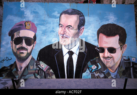Poster di propaganda che mostra l'ex presidente Hafez Assad e Son, tra cui Bashar al Assad (destra), Damasco, Siria. Foto Stock