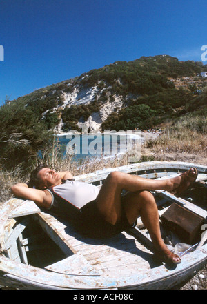 Barca e uomo sulla spiaggia Grecia SAMOS Foto Stock