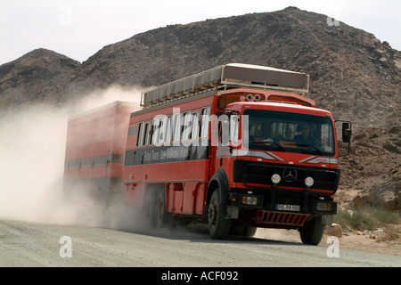 Hotel di rotolamento calci la polvere su una strada sterrata nei pressi di Fish River Canyon Namibia nelle montagne Hunsplato Foto Stock