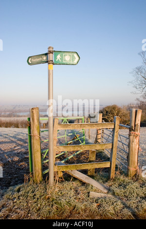 Segno di Post e gate per lo Stour Valley sentiero al mattino presto il gelo vicino Westbere nel Kent Foto Stock