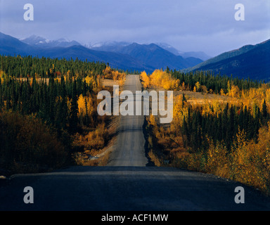 Lascia cadere sulla dempster highway, 750 miglia di strada sterrata attraverso le montagne in yukon canada Foto Stock