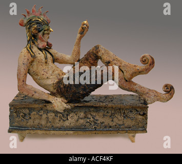 Panoramica figura figura mitica seduti sulla casella vicino in appoggio metà umano di capra mitologia greca fantasy selvaggi zoccolo Foto Stock