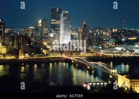 Vista notturna della Smithsfield St attraversando il ponte sopra il fiume Monongahela in Pittsburgh PA Foto Stock