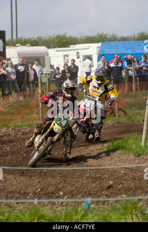 Gruppo di piloti di Motocross curva durante la gara Foto Stock