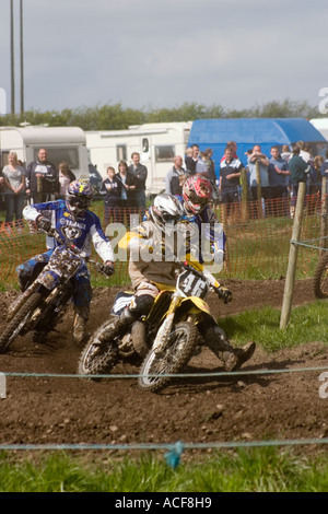 Gruppo di piloti di Motocross curva durante la gara Foto Stock