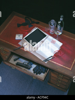 Agente segreto file sulla scrivania, pistola nel cassetto. Foto Stock