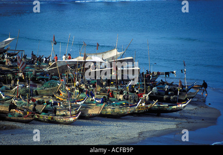 Vista del porto di Elmina con un sacco di barche da pesca Elmina porto; Ghana Foto Stock