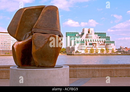 Sir Henry Moore scultura "pezzo di bloccaggio' su Millbank con il MI6 costruzione lungo il Tamigi Foto Stock