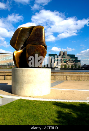 Sir Henry Moore la scultura "pezzo di bloccaggio' su Millbank, London. MI6 HQ in distanza. Foto Stock
