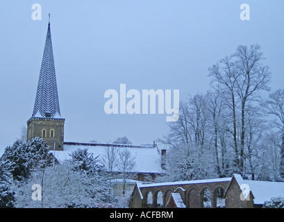 Godalming Chiesa Parrocchiale nella neve primavera 2007. Foto Stock