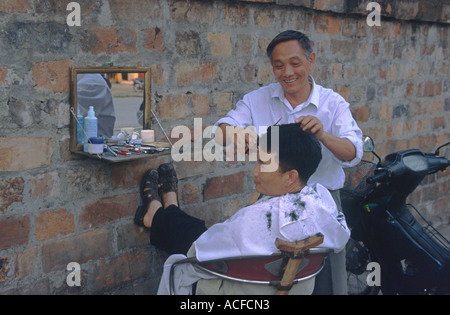 Hanoi aria aperta Barber shop Foto Stock