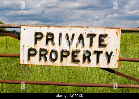La proprietà privata segno su un gate da un campo in Cambridgeshire England Regno Unito Foto Stock