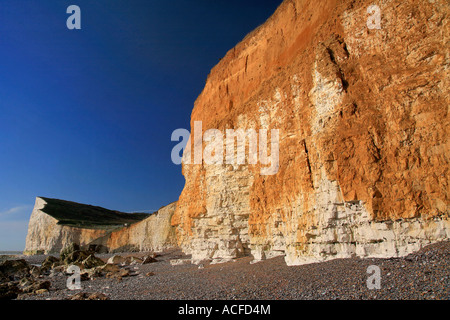 Vista lungo The Brownstone cliff tops dalla spiaggia di speranza Gap, South Downs Way, 7 sorelle Cliffs, Sussex, Inghilterra, Regno Unito Foto Stock