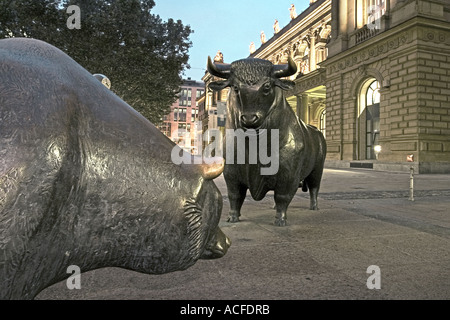 Germania Frankfurt bull e recare nella parte anteriore della borsa al crepuscolo Foto Stock