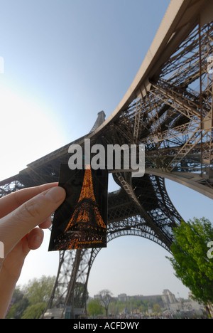 Mano azienda biglietto di ingresso in corrispondenza del fondo della torre Eiffel a Parigi, Francia. Foto Stock