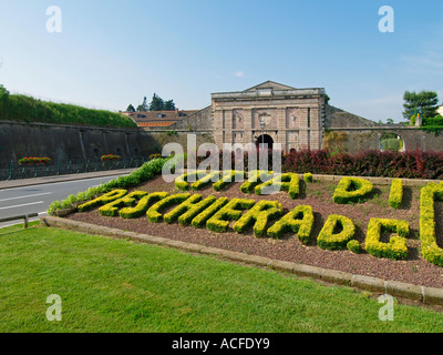 L'ingresso del bastione con il centro storico di Peschiera del Garda sul lago di Garda Italia Foto Stock