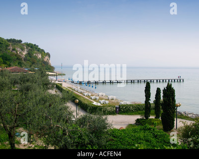 Spiaggia sulla penisola di Sirmione Lago di Garda Italia Foto Stock