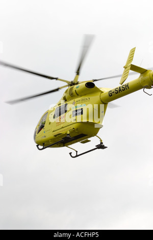 Air Ambulance elicotteri airborne lasciando sul luogo di un incidente Foto Stock