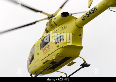 Air Ambulance elicotteri airborne lasciando sul luogo di un incidente Foto Stock