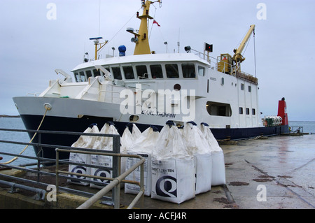 Il settimanale di nave da carico Earl Thorfinn al molo di Nouster bay su North Ronaldsay Island Isole Orcadi Scozia Scotland Foto Stock