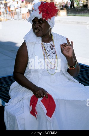 Grande cubano anziani signora seduta su una strada cubano con sigaro in bocca Foto Stock
