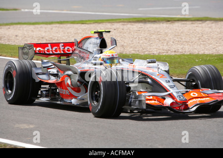 Lewis Hamilton alla guida della sua McLaren-Mercedes presso il British Grand Prix 2007 Foto Stock