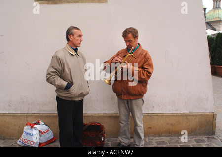 Un paio di buskers a Cracovia, Polonia Foto Stock