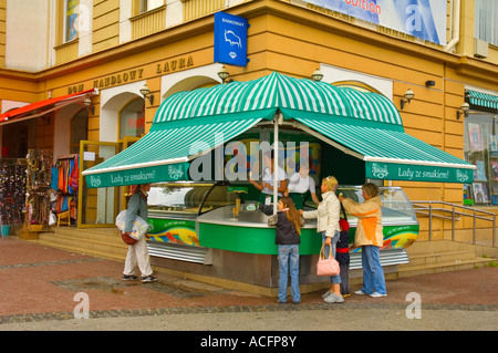 Persone che acquistano il gelato nel centro di Sopot Poland UE Foto Stock