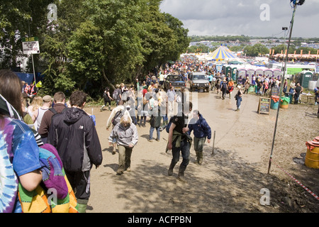 Persone che arrivano al festival di Glastonbury 2007,l'azienda agricola degna, Pilton, Glastonbury, Inghilterra. Foto Stock