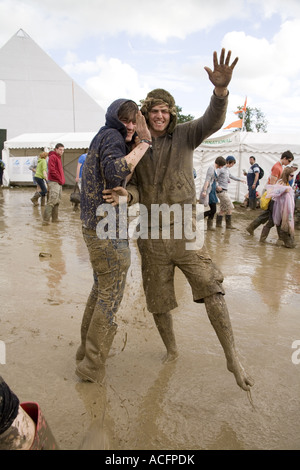 Due ragazzi felice coperto di fango al Glastonbury festival 2007 Foto Stock