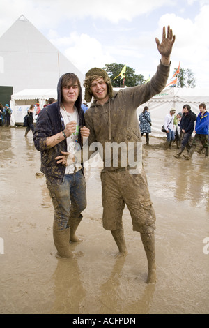 Due ragazzi felice coperto di fango al Glastonbury festival 2007 Foto Stock